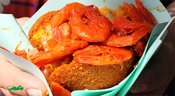 Acarajé-غذای محلی برزیل که شامل نخود کوبیده شده،میگو، گوجه فرنگی و حبوبات است
