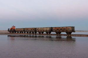قطار در دریاچه نمک