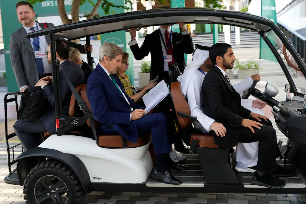 جان کری سوار خودرو برقی در کنفرانس تغییرات اقلیمی